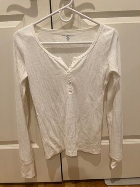 crown & ivy White Long-Sleeve Henley Knit Top